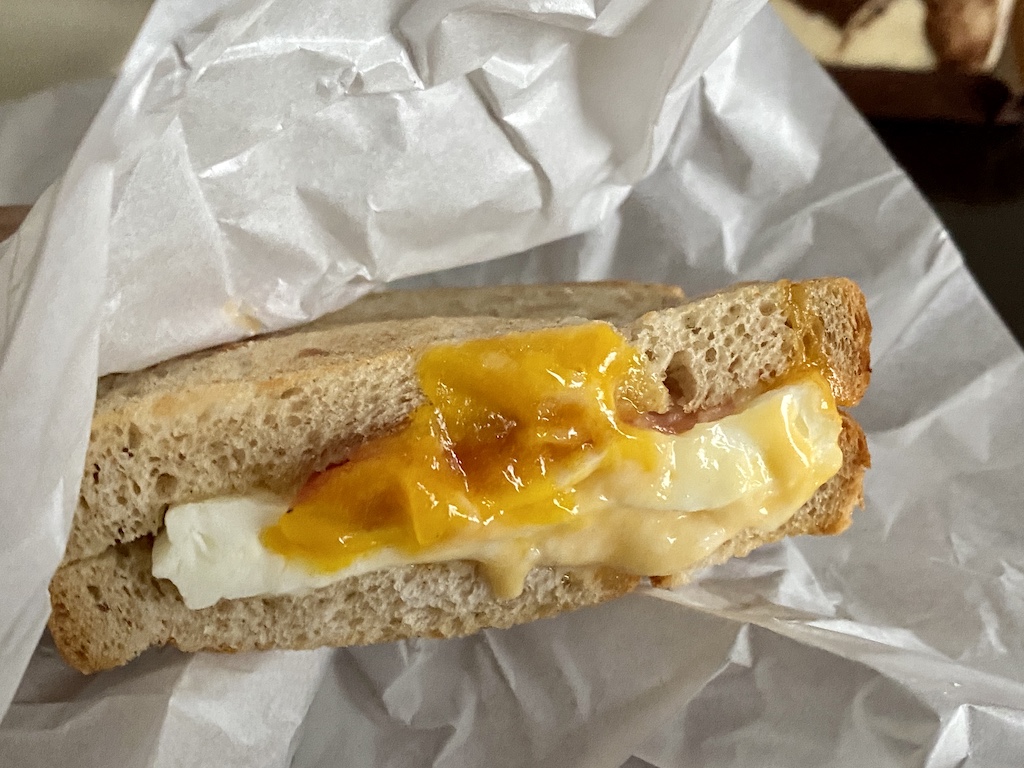 ベーコンエッグホットサンド